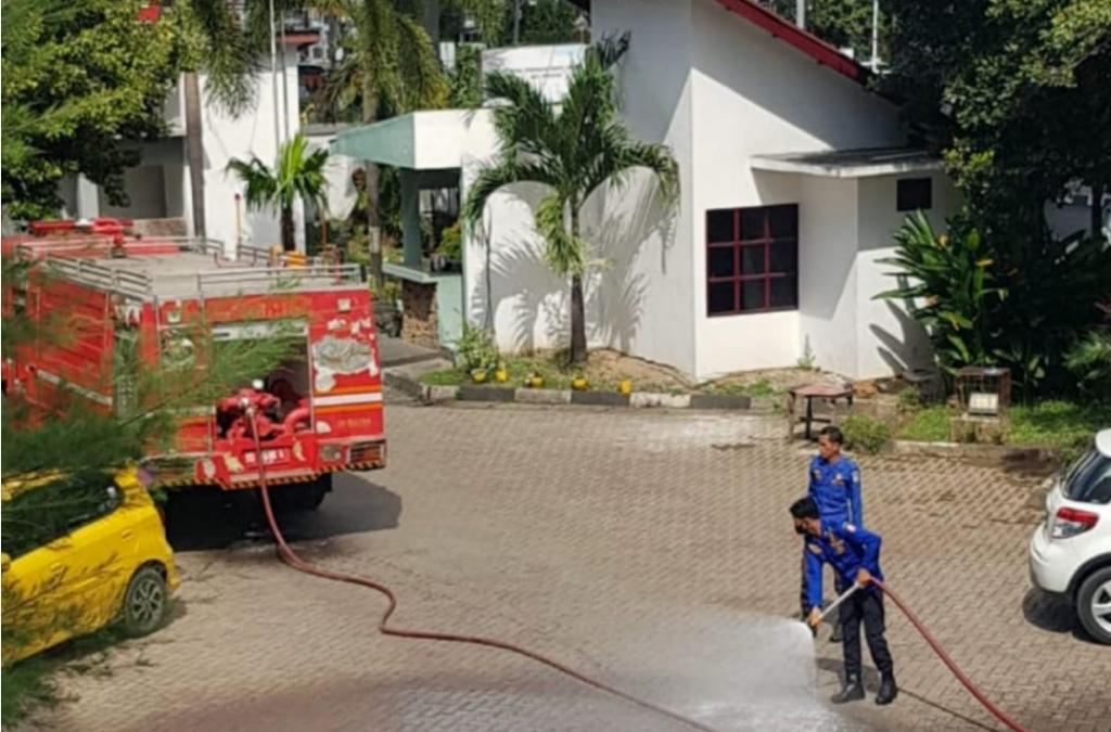 Harun Rani Pimpin Penyemprotan Disinfektan Di Gedung DPRD Makassar